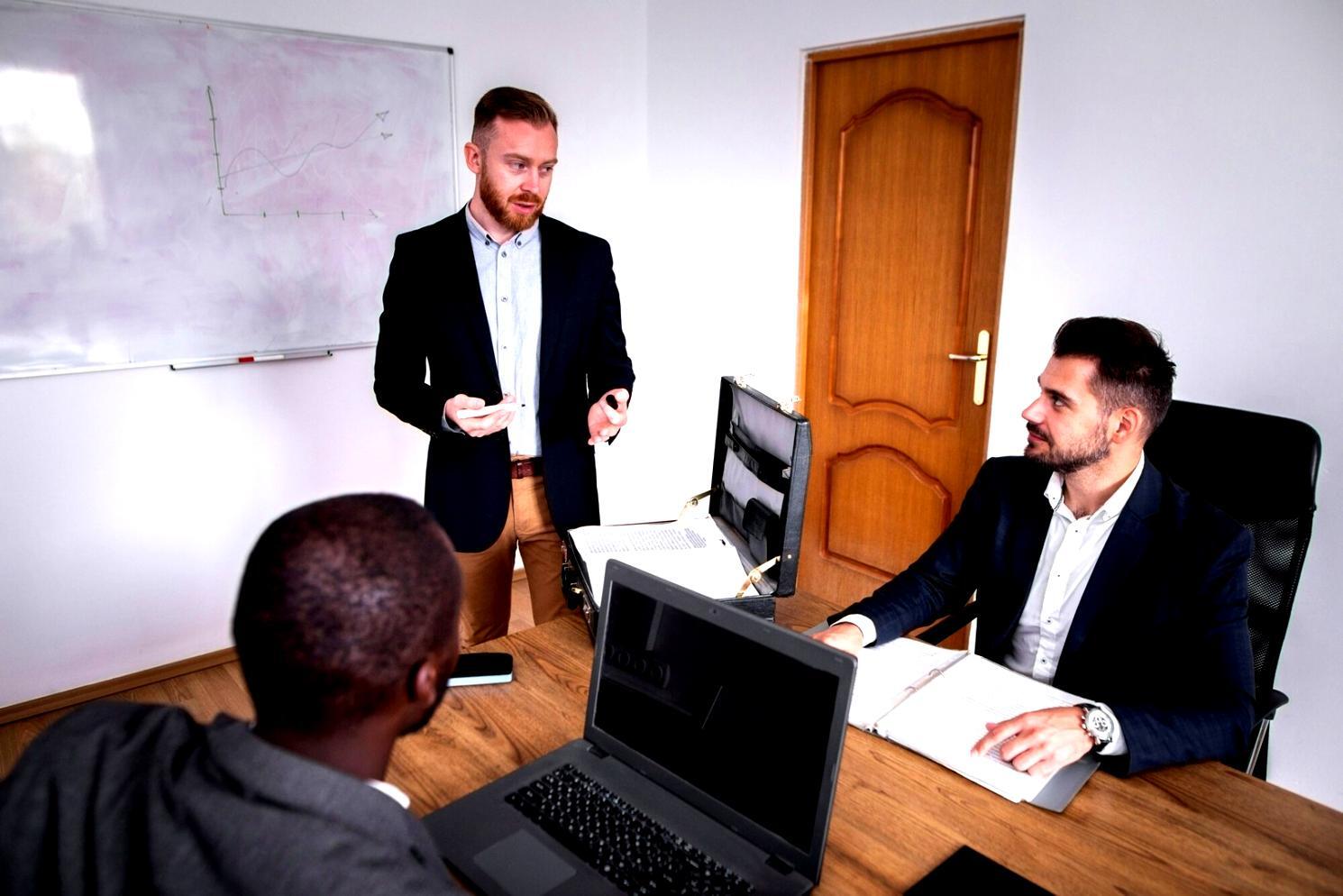 Estudiantes desarrollando competencias financieras